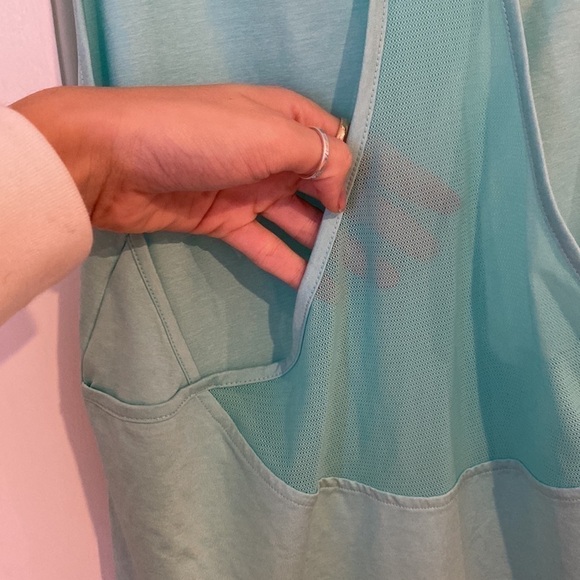 Lightly used Under Armour heat gear razor back loose style tank top size XL - Picture 5 of 5